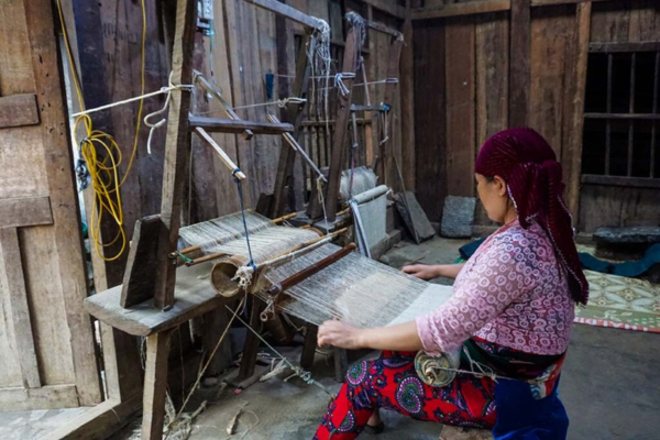Visit Lung Tam linen weaving village